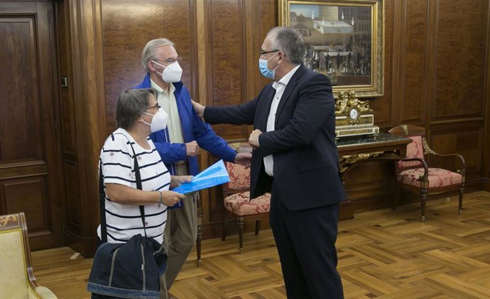 El alcalde Enrique Maya con representantes del Banco de Alimentos.