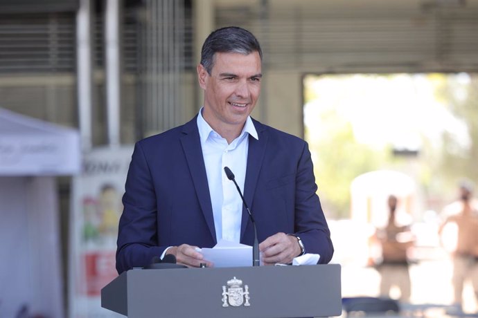 El president del Govern, Pedro Sánchez, en la seva visita al dispositiu d'atenció i acolliment de ciutadans europeus i collaboradors afganesos installat a la base aria de Torrejón d'Ardoz, a 21 d'agost de 2021, a Torrejón d'Ardoz, Madrid (Espanya). 