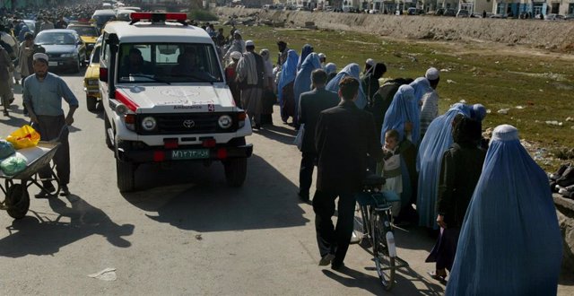 Archivo - Una ambulancia junto a una fila de mujeres con burka en Kabul, Afganistán