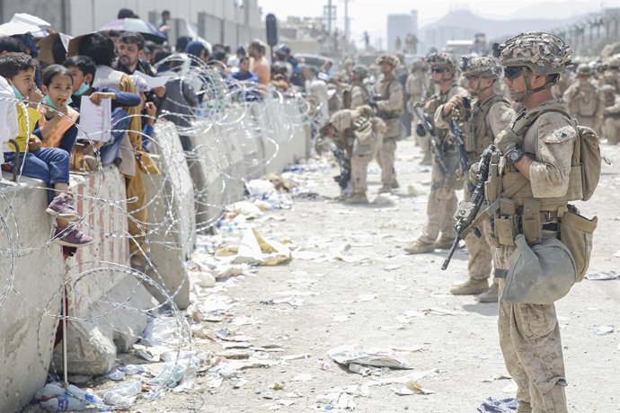 Militars nord-americans custodiant l'aeroport de Kabul durant l'evacuació després de la presa de la capital pels talib