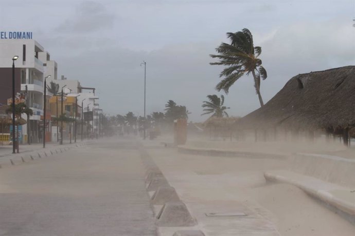 19 August 2021, Mexico, Yucatan: Winds accelerated by Hurricane Grace blow over a sandy beach on Mexico's Yucatan Peninsula. The storm, with winds of 130 kilometres per hour, has caused widespread power outages on the peninsula, which is popular with va