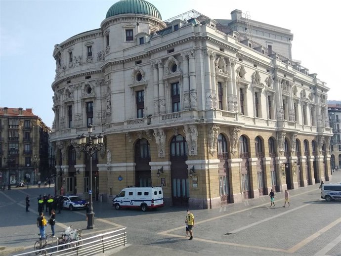 Imagen de  la plaza del Arriaga, habitual escenario del inicio de la Aste Nagusia de Bilbao, vacía por la suspensión de las fiestas debido a la pandemia