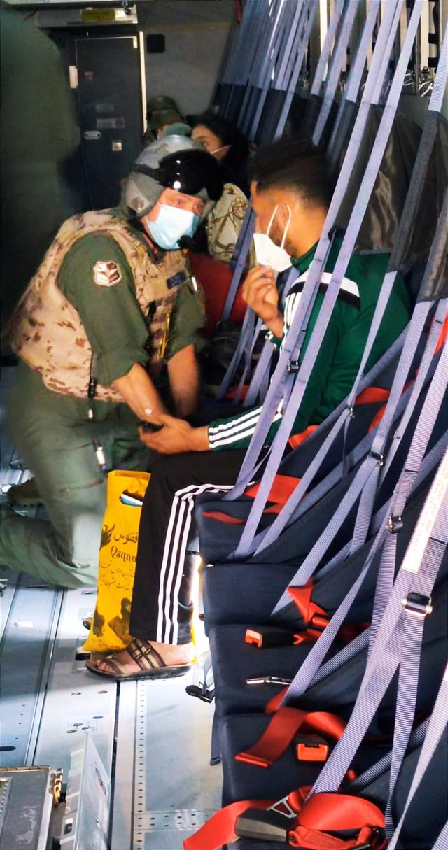 Un militar conversa con uno de los repatriados de Kabul en el interior del avión con destino a España