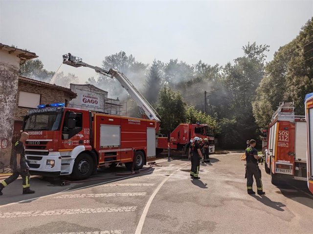 Intervención de los Bomberos en el incencio de una industria de carbón en Villaverde de Pontones