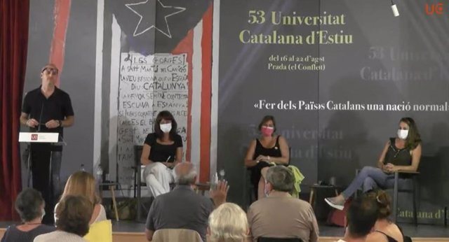 La diputada en el Parlament y alcaldesa de Girona, Marta Madrenas (Junts); la diputada en el Parlament Alba Vergés (ERC), y la diputada en el Congreso Mireia Vehí (CUP), en un debate de la UCE.