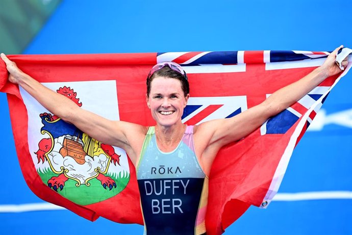 La triatleta bermudeña Flora Duffy celebrando su oro olímpico en Tokio