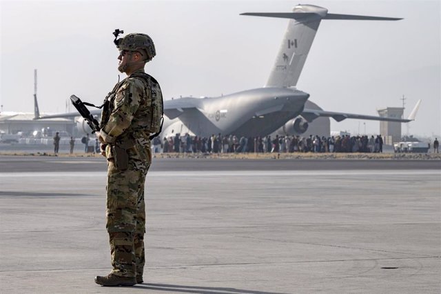 Un militar durante la evacuación en el aeropuerto de Kabul