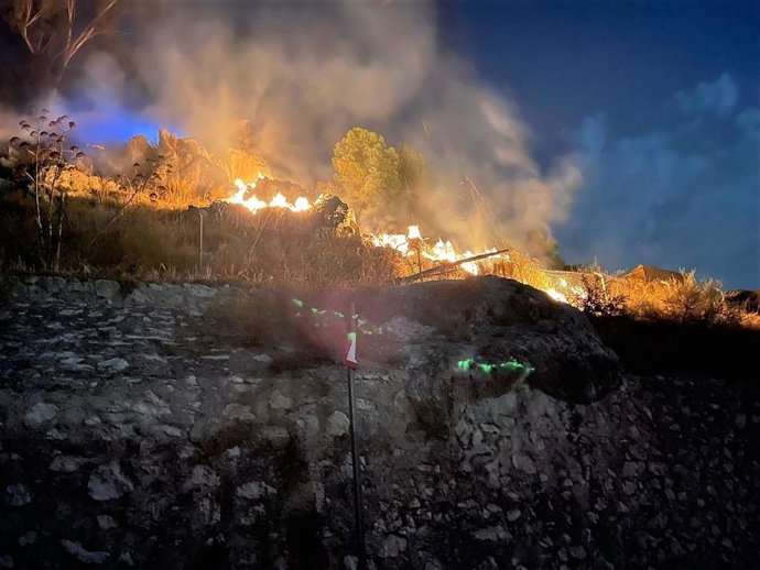 Incendio en una propiedad privada situada en la subida al Castillo de Mula