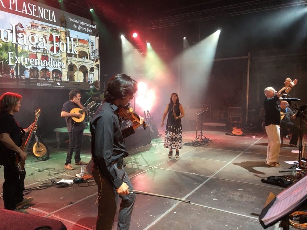 El grupo Aulaga Folk en el escenario de Torre Lucía en Plasencia.