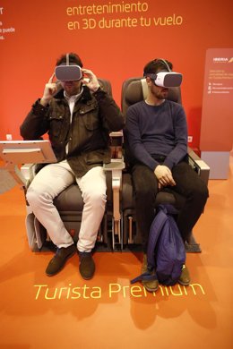 Archivo - Hombres probándose gafas 3D durante la 39 edición de la Feria Internacional de Turismo. 