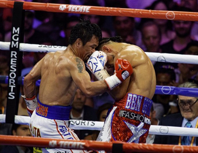 Archivo - El boxeador filipino Manny Pacquiao en una pelea ante el estadounidense Keith Thurman