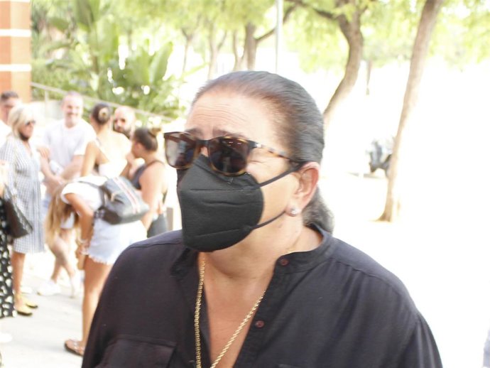 María del Monte a su llegada al tantorio de Sevilla donde descansan los restos mortales de su madre, Bibiana.