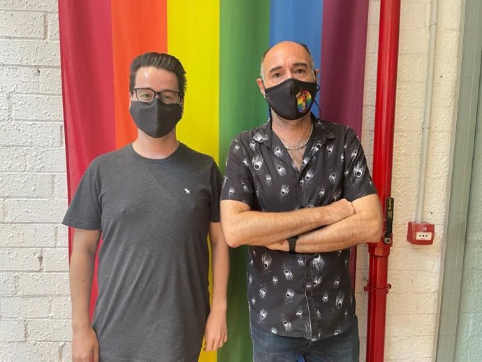 El coordinador de la oficina de denuncias, Guillermo Ramíez, y el presidente de l'Observatori contra l'Homofbia, Eugeni Rodríguez
