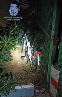 La bicicleta del sospechoso, que fue hallada escondida entre unos matorrales.