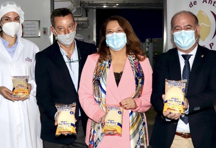 La consejera de Agricultura, Carmen Crespo, muestra un mollete de Antequera (Málaga), en una imagen de archivo.