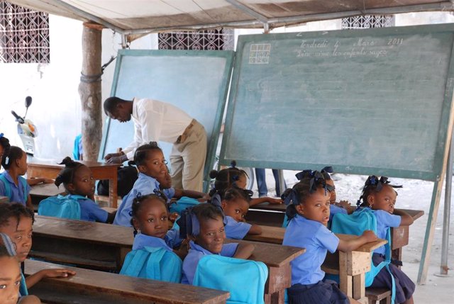 Archivo - Niños escuela Haití