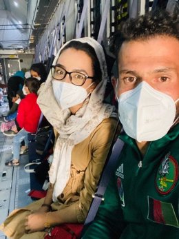 Nilofar Bayat y su marido en su viaje hacia España