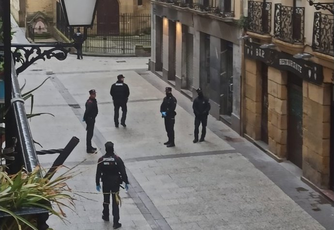 Quedan en libertad los diez detenidos esta madrugada en San Sebastián por arrojar objetos a ertzainas en la Parte Vieja
