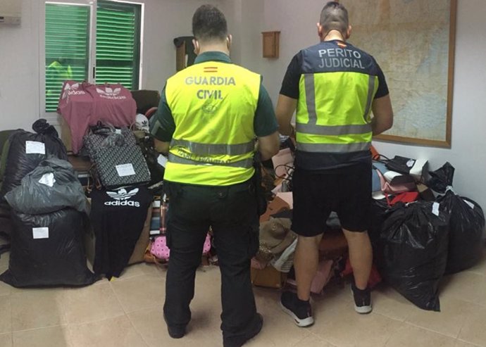 La Guardia Civil interviene 1.600 artículos falsos en el mercadillo de Santanyí y tiendas de Cala Egos