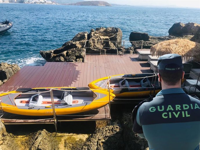 La Guardia Civil actúa contra una plataforma ilegal instalada en inmuebles de lujo en la costa de Cala Vinyes