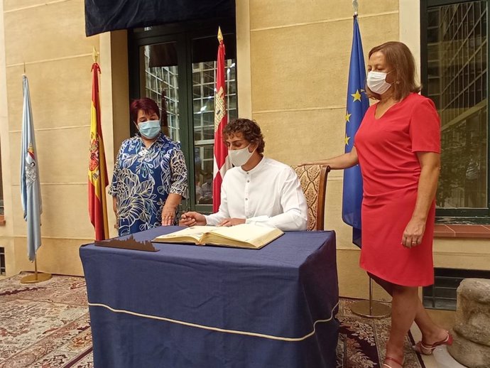 David Llorente firma en el libro de honor de la ciudad.