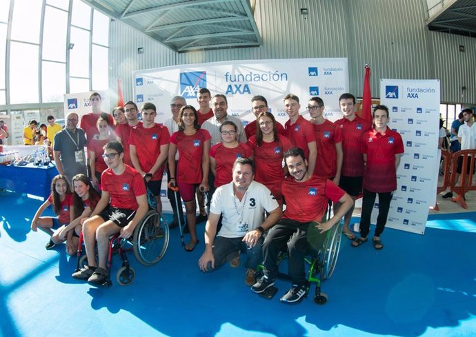 Foto de familia tras un Campeonato de España AXA de Promesas Paralímpicas de Natación