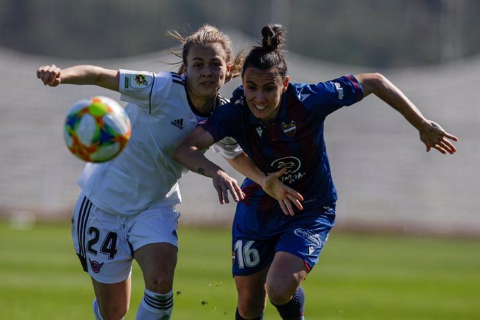 Archivo - Maria Partoles of CD tacon and Jucinaras Thais of Levante UD in action during the Spanish League, Primera Iberdrola, women football match played between Levante UD and Club Deportivo Tacon at Ciudad de Levante Stadium on February , 2020, in Va