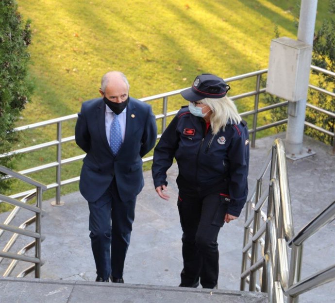 El consejero de Seguridad y vicelehendakari, Josu Erkoreka, con una ertzaina