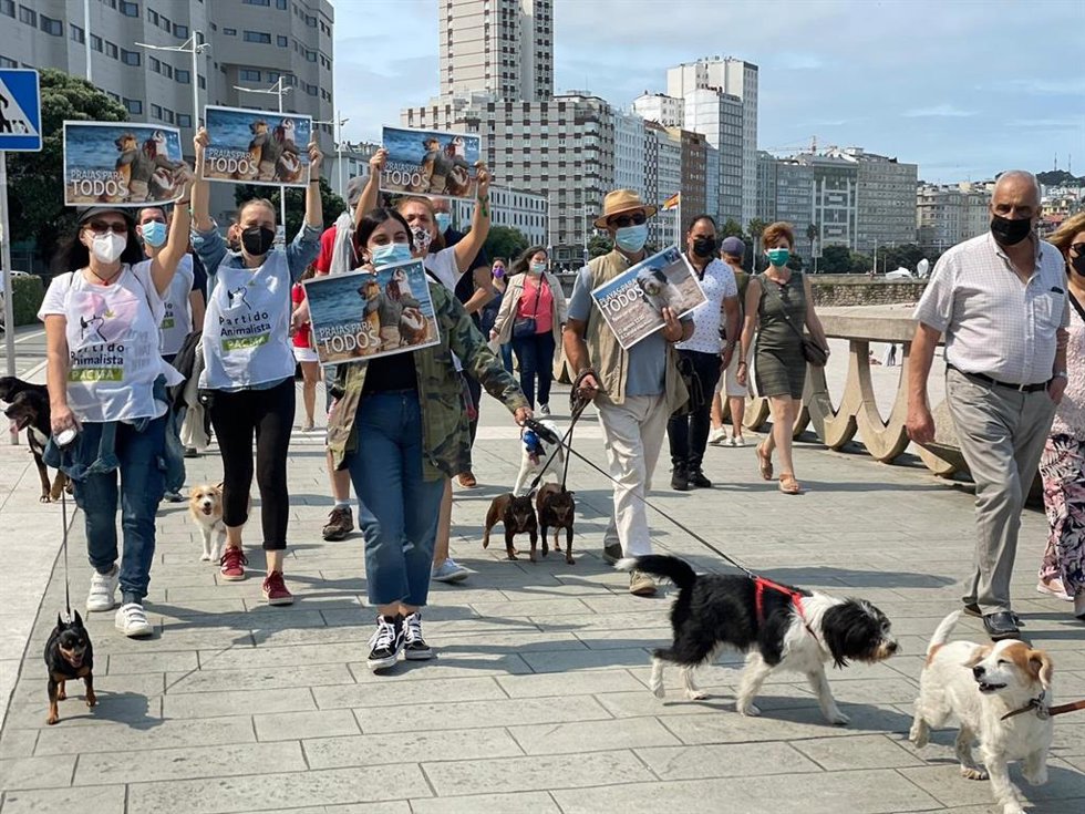 Concentración en el paseo de Riazor para pedir el libre acceso de los perros a los arenales
