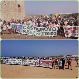 Imagen de este domingo de la concentración en Conil de la Frontera (Cádiz) en demanda de la protección del paraje de Castilnovo.