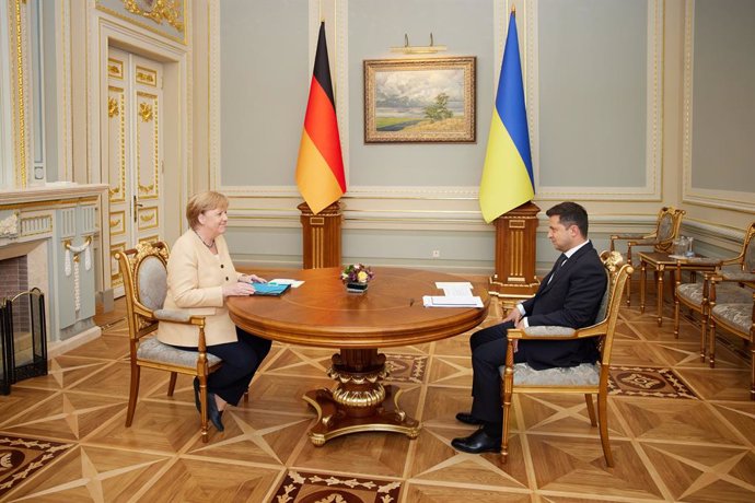 HANDOUT - 22 August 2021, Ukraine, Kiev: Ukrainian President Volodymyr Zelensky speaks with German Chancellor Angela Merkel during their meeting at the Mariyinsky Palace. Photo: -/Ukrainian Presidency /dpa - ATTENTION: editorial use only and only if the