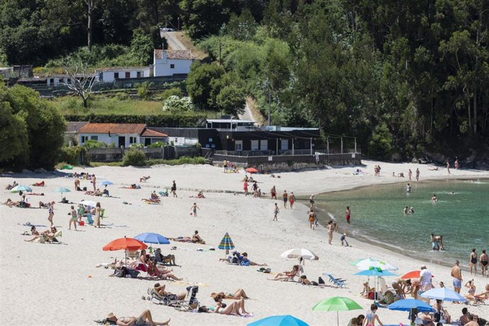 Archivo - Varias personas se bañan y toman el sol en una playa del municipio de Marín, a 5 de junio de 2021, en Marín, Pontevedra, Galicia, (España). El aumento de las temperaturas y la progresiva mejora de la situación epidemiológica ha colaborado en q