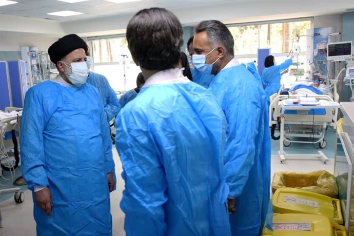 El presidente de Irán, Ebrahim Raisi (a la izquierda), visita un hospital en Irán 