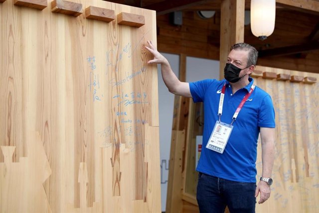 Andrew Parsons, presidente del CPI, examina uno de los murales de la Villa Paralímpica