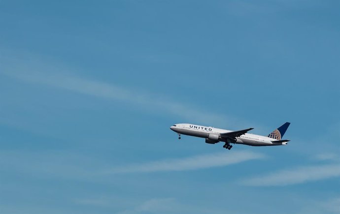 Archivo - FILED - 11 September 2018, Hessen, Frankfurt_Main: An aircraft of the USA's United Airlines approaching Frankfurt Airport. United Airlines said on Friday it plans to resume 25 international routes fromSeptember, bringing its total capacity to