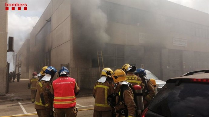 Bombers treballen en un incendi en una nau a Sant Feliu de Llobregat (Barcelona)