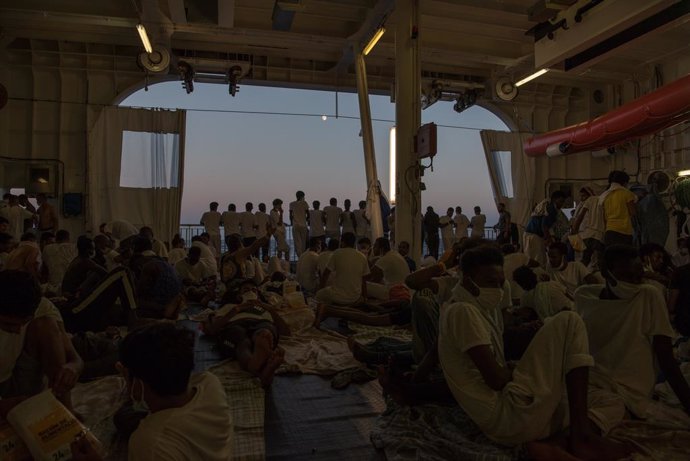 Migrantes rescatados a bordo del buque 'Geo Barents'