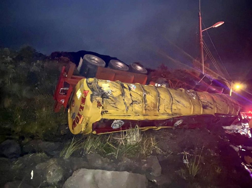 Accidente de un camión cisterna que transportaba diesel en Quito