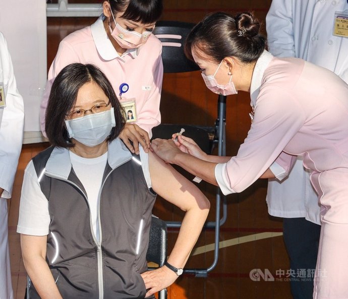 La presidenta de Taiwán, Tsai Ing Wen, recibe la primera dosis de la vacuna Medigen contra la COVID-19, producida en el país asiático