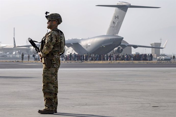 Un militar durant l'evacuació en l'aeroport de Kabul