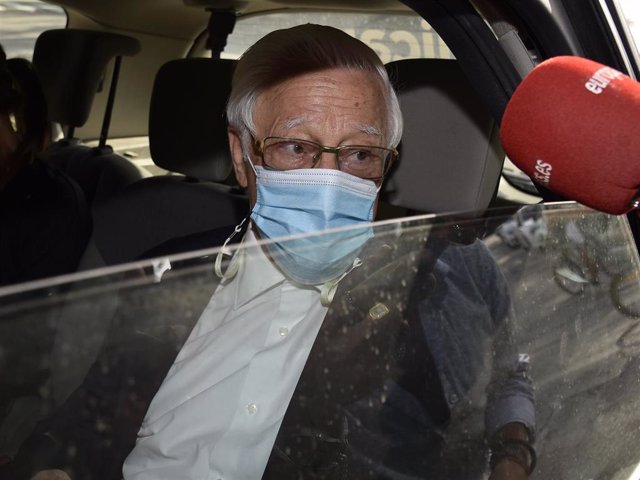 El padre Ángel ha arropado a Isabel Preysler tras la muerte de su madre, Beatriz Arrastia