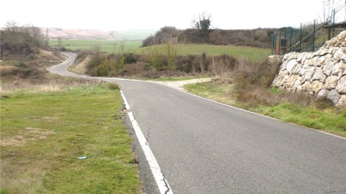 Intersección de la carretera Esparza-Salinas de Pamplona con la vía NA-6000.
