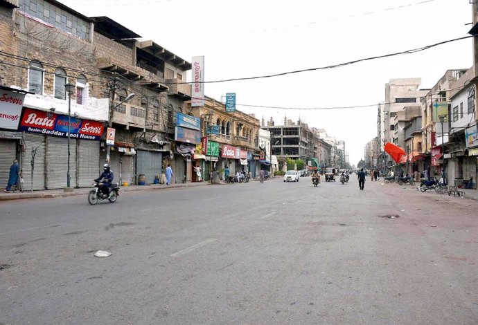 31 July 2021, Pakistan, Karachi: A general view of an almost empty street in Karachi while shops are closed during the complete lockdown imposed by the provincial government due to increasing in coronavirus cases. Photo: -/PPI via ZUMA Press Wire/dpa