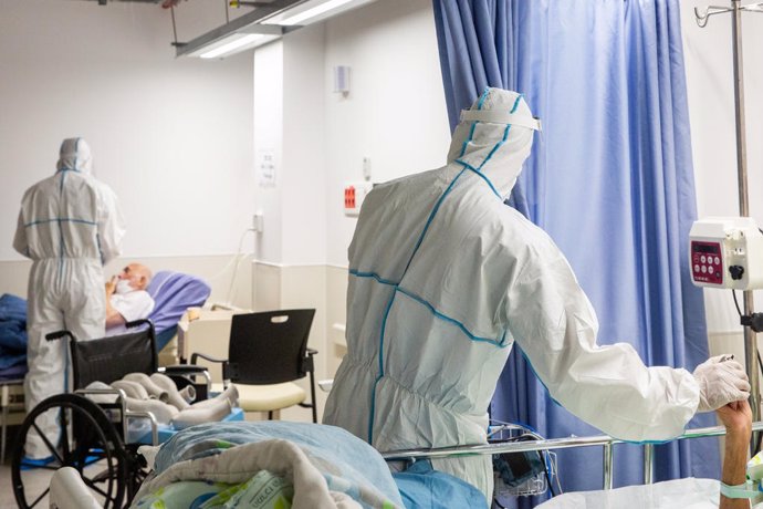 Trabajadores sanitarios con pacientes de COVID-19 en Israel