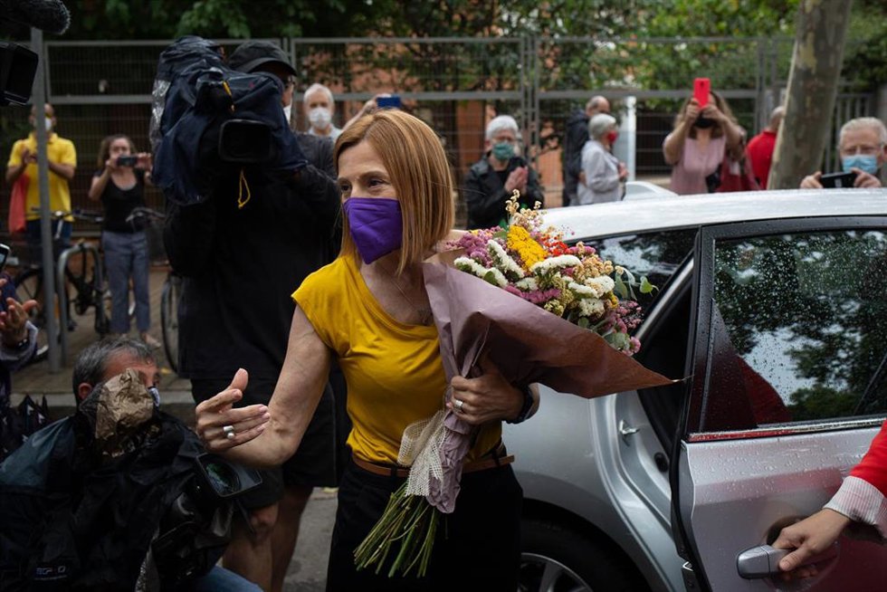 Archivo - La expresidenta del Parlament de Catalunya Carme Forcadell (ERC) con un ramo de flores, su salida de la prisión de Wad-Ras, un día después de ser indultada por el Gobierno de España, a 23 de junio de 2021, en Barcelona, Catalunya (España). La 