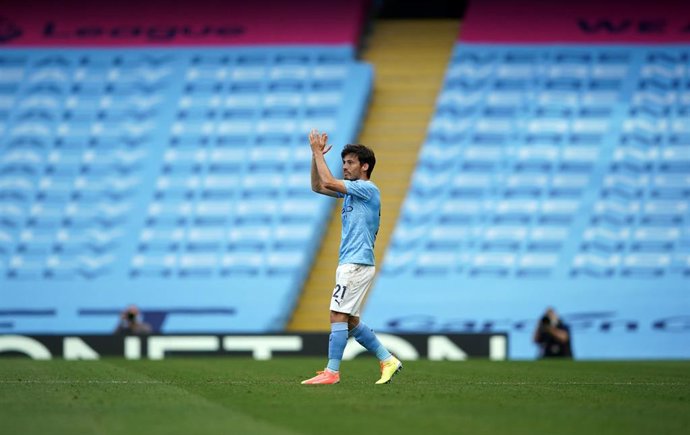 Archivo - 26 July 2020, England, Manchester: Manchester City's David Silva leaves the field following his final appearance for the club during the English Premier League soccer match between Manchester City and Norwich City at Etihad Stadium.