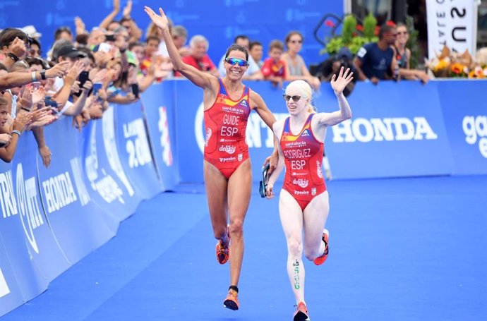 Archivo - La triatleta paralímpica Susana Rodríguez, junto a su guía Paula García.