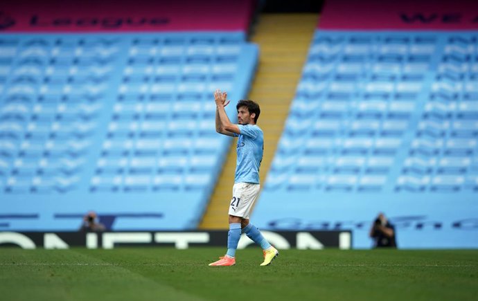 Archivo - 26 July 2020, England, Manchester: Manchester City's David Silva leaves the field following his final appearance for the club during the English Premier League soccer match between Manchester City and Norwich City at Etihad Stadium. Photo: Dav