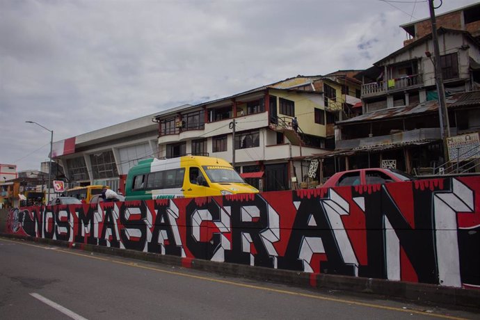 Archivo - Pintada de denuncia de las masacres en Colombia.