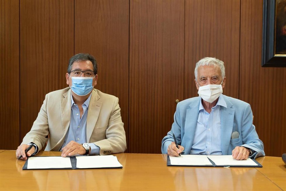 Antonio Pulido y José Luis de Justo firman un convenio de colaboración.